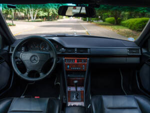 Image 13/27 of Mercedes-Benz E 500 Limited (1994)