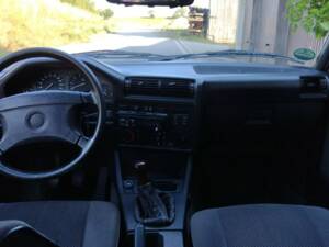 Image 11/21 of BMW 325i Touring (1989)