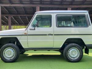 Image 2/55 of Mercedes-Benz 200 GE (SWB) (1990)