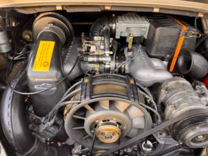 Image 63/88 of Porsche 911 Carrera 3.2 (1985)