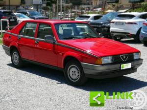 Image 1/10 de Alfa Romeo 75 1.6 (1988)