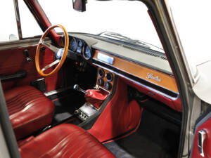 Image 28/34 of Alfa Romeo Giulia Nuova Super 1300 (1975)