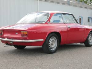 Image 6/7 de Alfa Romeo Giulia 1600 GT Junior (1976)