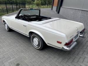 Image 21/35 of Mercedes-Benz 280 SL (1967)