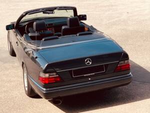 Immagine 2/14 di Mercedes-Benz 300 CE-24 (1993)