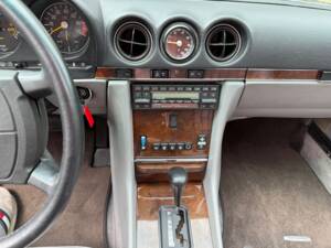 Image 15/30 of Mercedes-Benz 560 SL (1987)