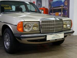 Image 4/31 of Mercedes-Benz 300 D (1982)