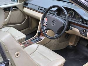 Immagine 5/8 di Mercedes-Benz 300 CE (1993)