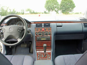 Imagen 3/34 de Mercedes-Benz E 240 (1999)