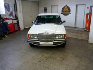 Image 6/33 of Mercedes-Benz 300 D (1984)