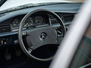 Image 24/49 de Mercedes-Benz 190 D 2.5 (1986)