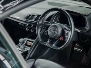 Image 2/50 of Audi R8 V10 Spyder (2018)