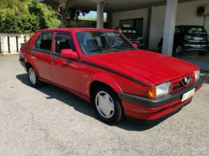 Image 2/10 de Alfa Romeo 75 1.8 (1991)