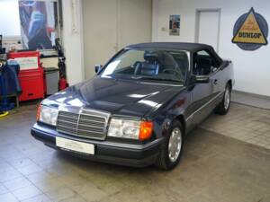 Image 6/22 of Mercedes-Benz 300 CE-24 (1993)