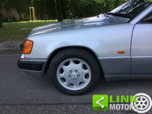 Image 6/10 de Mercedes-Benz 300 CE-24 (1993)