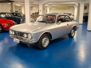 Image 1/37 of Alfa Romeo Giulia GT 1300 Junior (1975)