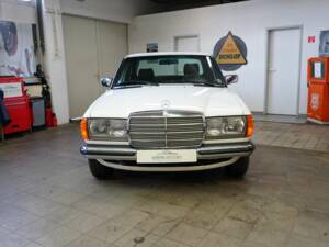 Image 5/46 de Mercedes-Benz 300 D (1984)