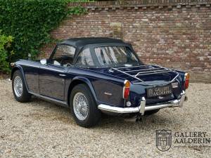 Image 2/50 of Triumph TR 250 (1968)