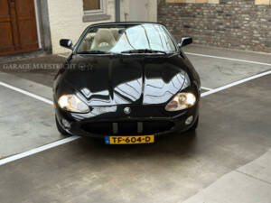 Image 4/75 de Jaguar XK8 4.0 (2000)