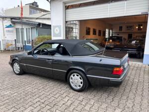 Image 23/28 de Mercedes-Benz 300 CE-24 (1993)