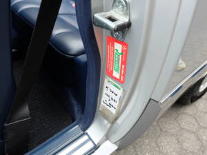 Image 62/69 of Mercedes-Benz E 320 (1994)