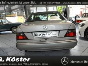 Image 6/12 of Mercedes-Benz E 200 (1995)
