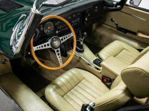 Image 2/23 de Jaguar E-Type (1970)