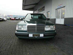 Bild 2/28 von Mercedes-Benz E 320 (1993)