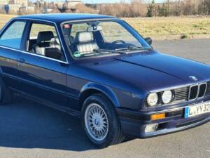 Image 3/20 de BMW 320i (1990)