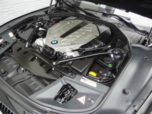 Image 91/98 of BMW 750i (2009)