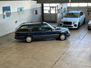 Imagen 38/40 de Mercedes-Benz E 300 T 4MATIC (1994)