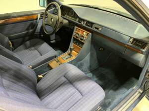 Image 9/23 de Mercedes-Benz 300 CE (1990)