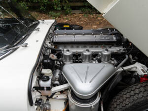 Image 13/17 de Jaguar E-Type (1969)