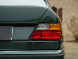 Bild 10/50 von Mercedes-Benz 200 D (1990)