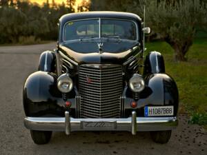 Image 2/48 of Cadillac V-16 (1938)