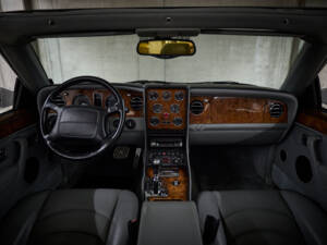 Image 39/77 of Bentley Azure (2001)