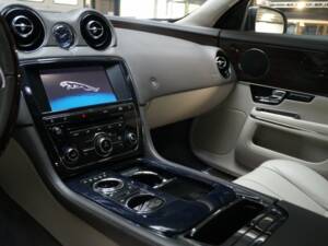 Image 8/32 of Jaguar XJ 5.0 (2011)