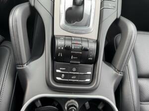 Bild 19/63 von Porsche Cayenne Turbo (2010)