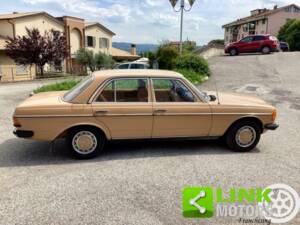 Image 4/10 of Mercedes-Benz 300 D (1978)