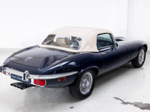 Image 6/40 of Jaguar E-Type V12 (1973)