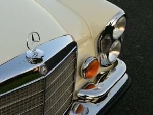 Image 18/50 of Mercedes-Benz 280 SE 3,5 (1971)