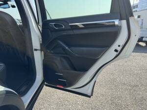 Bild 24/61 von Porsche Cayenne S (2010)