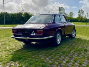 Image 8/37 de Alfa Romeo Giulia 1600 GT Junior (1974)