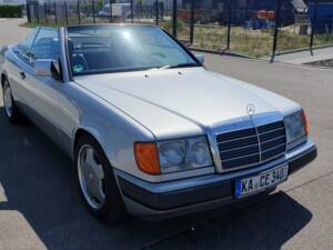 Imagen 41/94 de Mercedes-Benz 300 CE-24 3.4 AMG (1992)