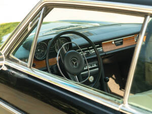 Image 21/50 of Mercedes-Benz 250 CE (1970)