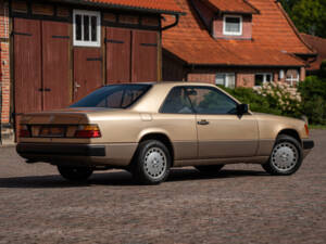 Image 14/40 of Mercedes-Benz 300 CE (1987)