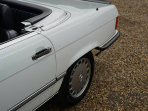 Image 23/50 of Mercedes-Benz 500 SL (1988)