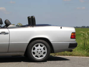 Image 23/39 de Mercedes-Benz 300 CE-24 (1992)