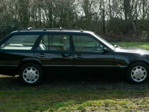 Imagen 4/5 de Mercedes-Benz E 320 T (1993)