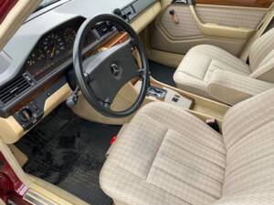 Image 31/36 of Mercedes-Benz 200 E (1991)